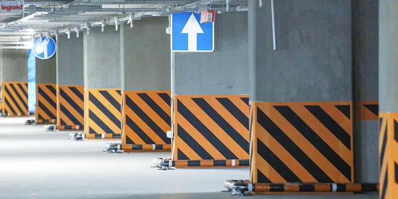 Город выставил на продажу более 120 машино-мест на Изюмской улице