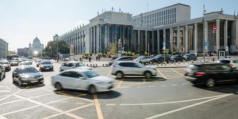 На 44 перекрестках столицы нанесли вафельную разметку в этом году