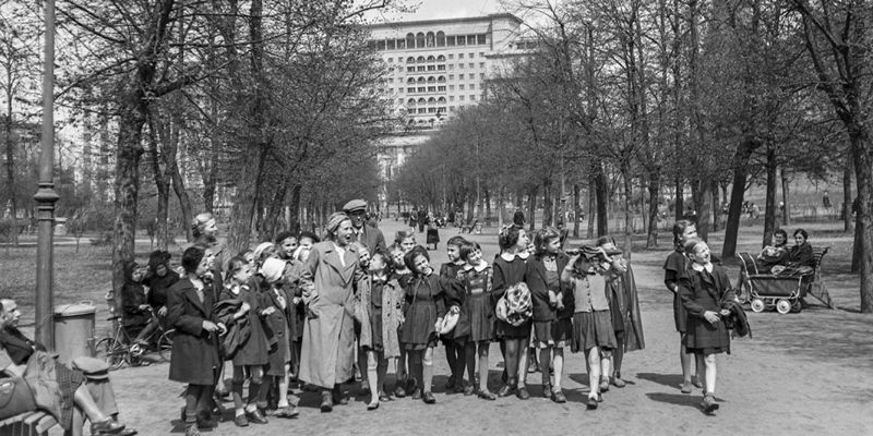 Как жили, учились и работали москвичи: музей акции «Москва — с заботой об истории» приглашает на онлайн-выставки