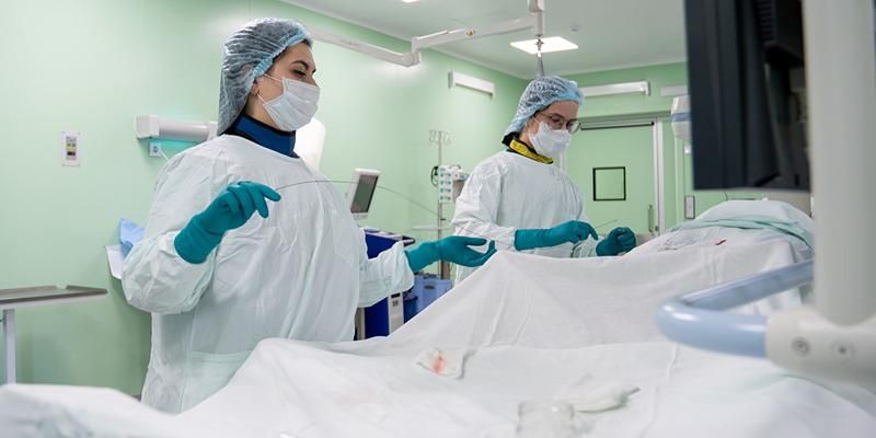 Врачи НИИ скорой помощи имени Н.В. Склифосовского спасли пациента с одновременно возникшими инфарктом и инсультом