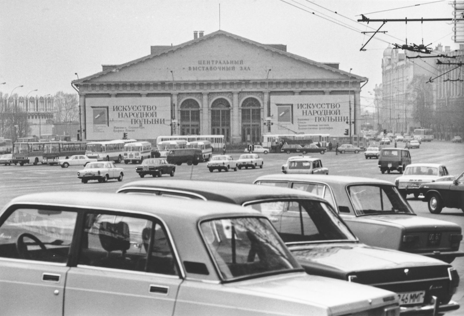 Вид  на Манежную площадь; на переднем плане - стоянка автомобилей.  Автор &ndash; В.В. Ахломов. Москва. 1984 г. Главархив Москвы
