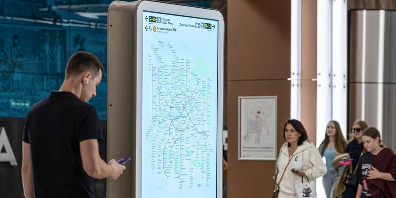 До конца года в столичном транспорте будет представлено 500 цифровых указателей
