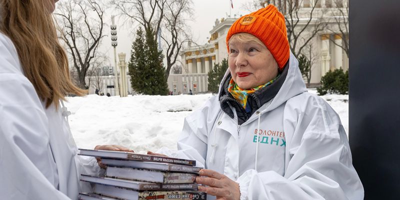 Более тысячи новых изданий появилось в книжных пунктах на ВДНХ к Всемирному дню писателя