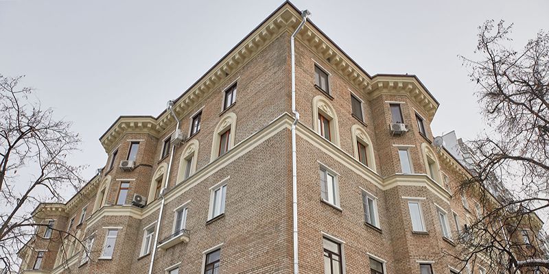 Три дома в неоклассическом стиле отремонтировали на востоке Москвы по программе капремонта