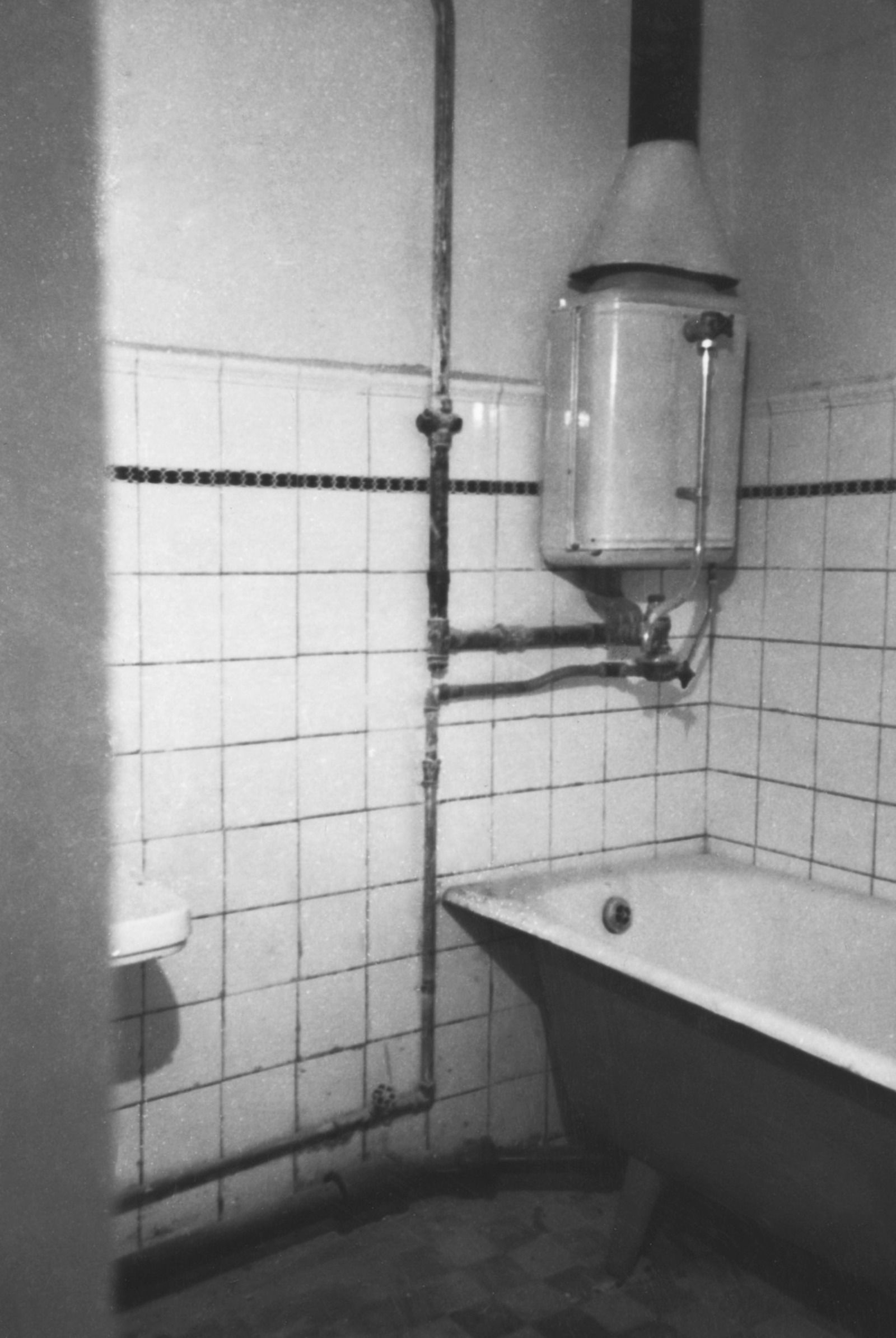  Ванная комната (газовая колонка и ванна) в одной из квартир пятиэтажного кирпичного жилого дома № 5 по 3-му Павелецкому проезду, подготовленного для сдачи госкомиссии. Автор неизвестен. Москва. 26 сентября 1958 г. Главархив Москвы
