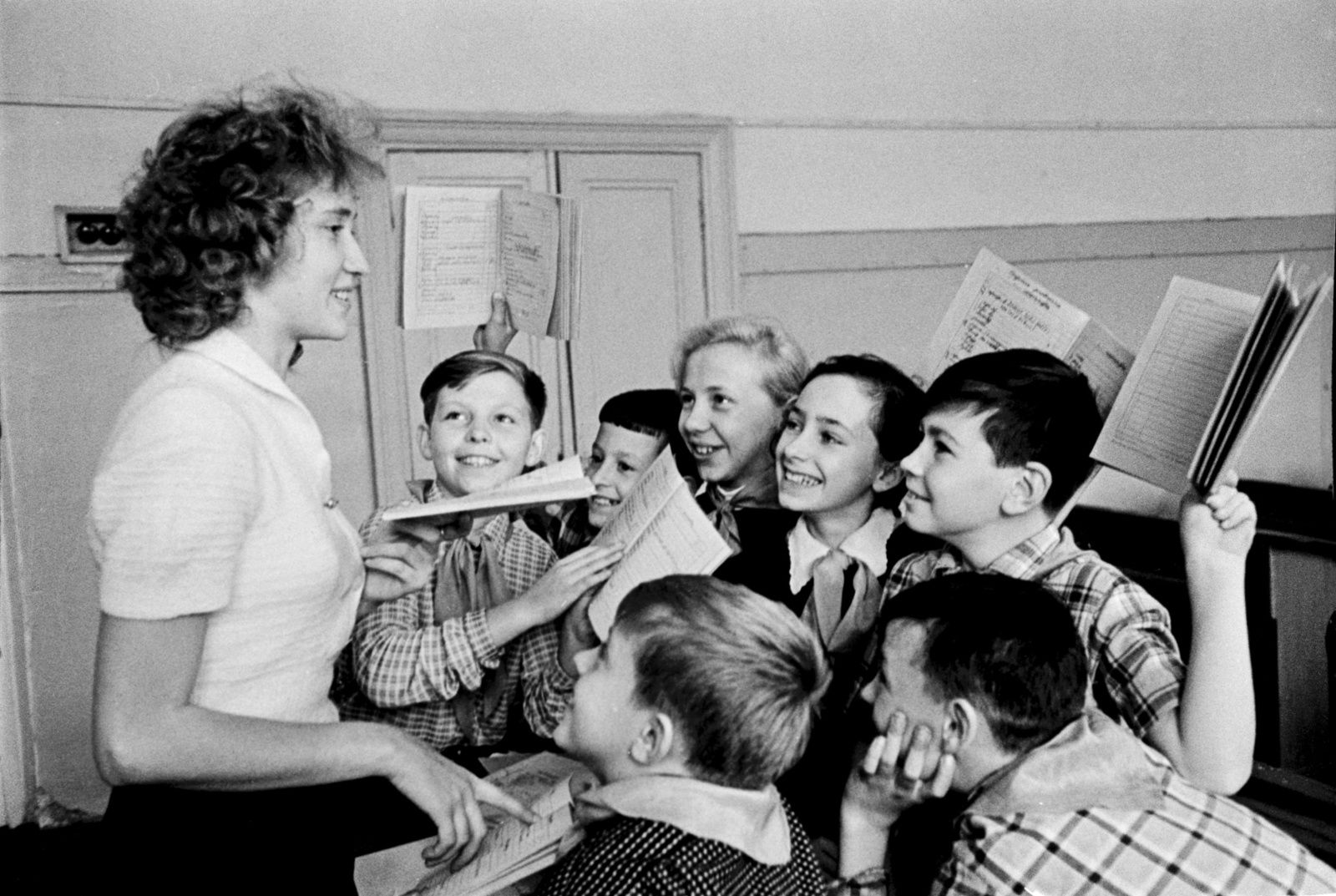 Учительница школы № 609 Л. Бухаркина со своими учениками. Автор Н. Максимов. Москва. 1963 г. Главархив Москвы