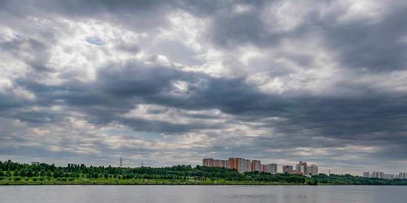 Из-за непогоды временно закрыты городские парки и фестивальные площадки