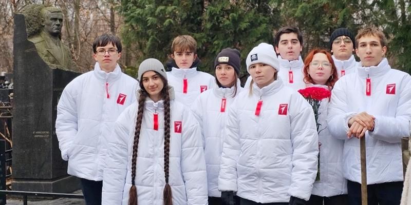 От благодарных правнуков: юные москвичи восстанавливают столичные памятники и мемориалы к 80-летию Победы