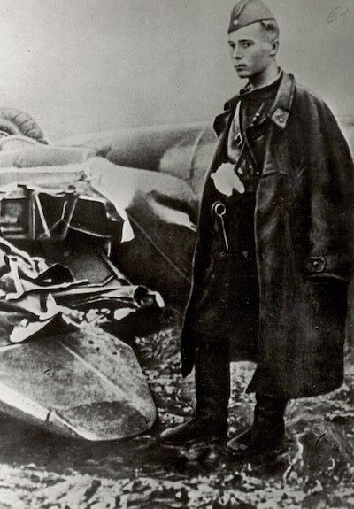 В.В. Талалихин возле сбитого им немецкого самолёта. Не ранее 7 августа 1941 г. Главархив Москвы