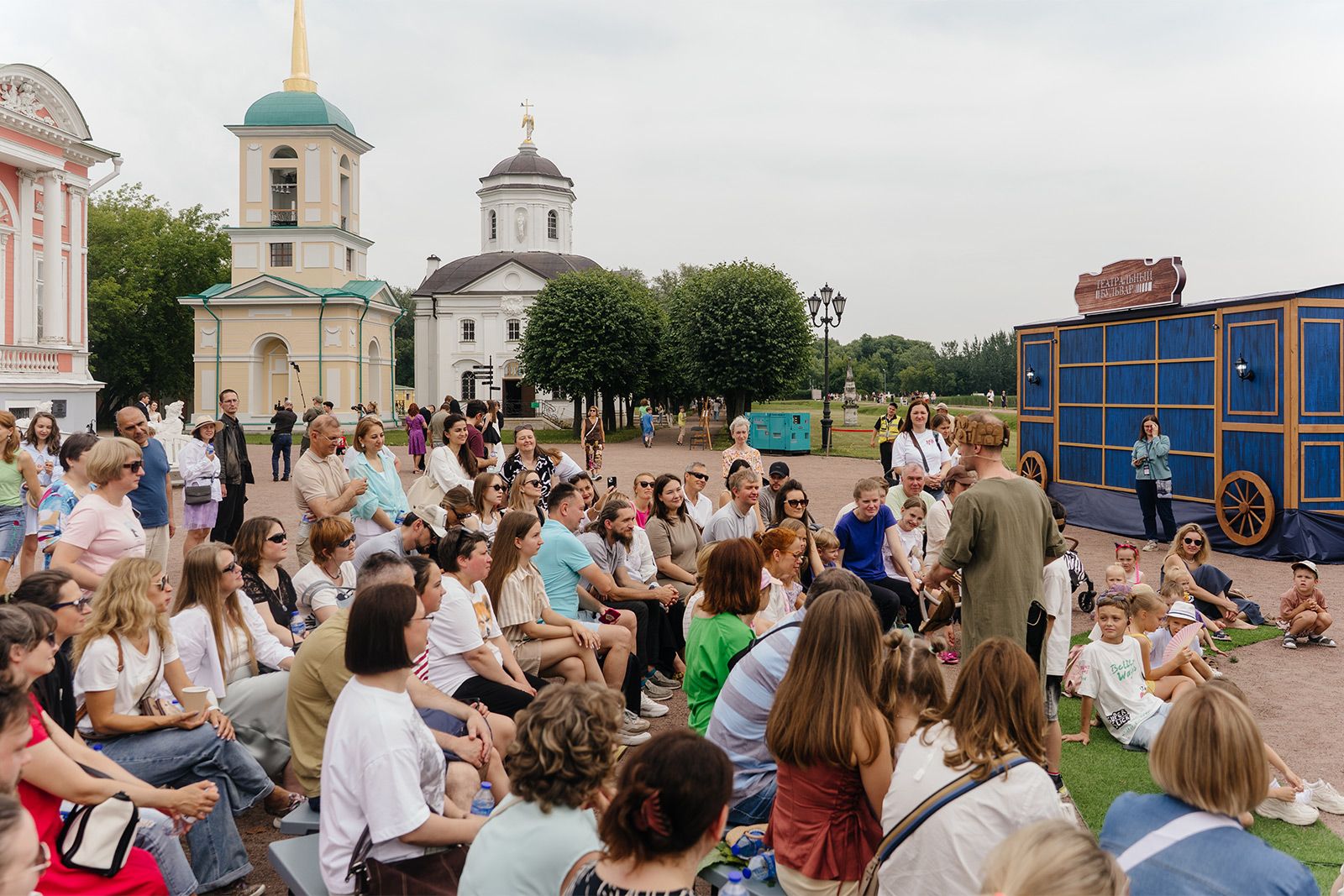 Спектакли-путешественники: как устроена новая передвижная сцена «Дилижанс» фестиваля «Театральный бульвар»