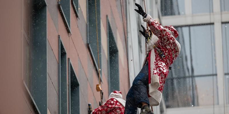 Десант волшебства: завершилась акция Департамента ГОЧСиПБ «Новогодний десант Дедов Морозов»