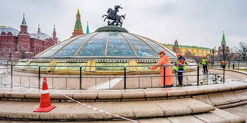 Комплекс фонтанов на Манежной площади очистили и промыли накануне зимы