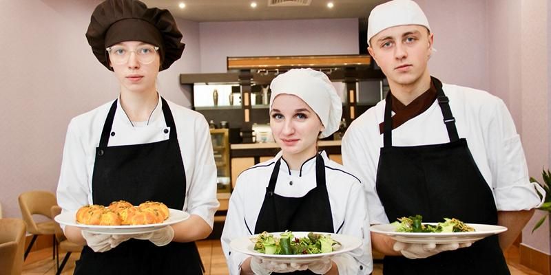 Для студентов колледжей провели кулинарные мастер-классы и конкурсы к Международному дню повара