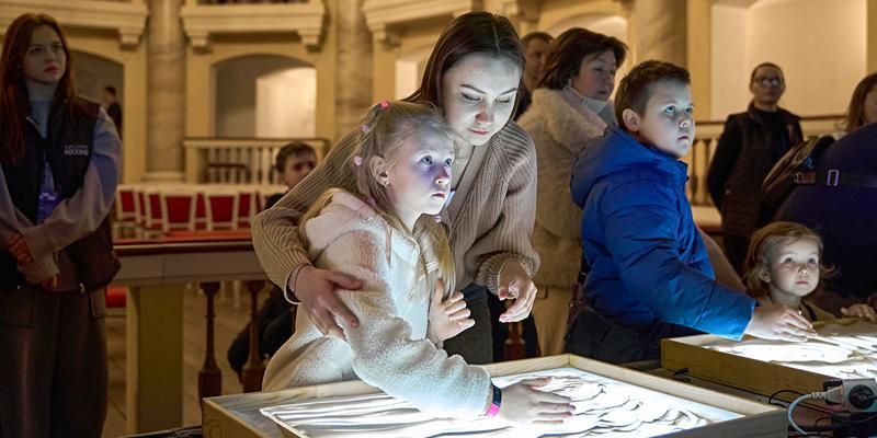 Песочные сказки и путешествие в прошлое: как прошли выходные в кинопарке «Москино»