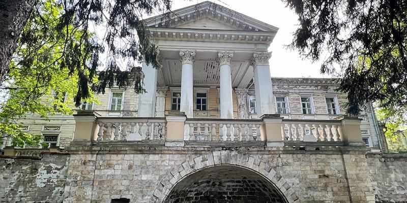 Началась реставрация главного дома усадьбы Узкое