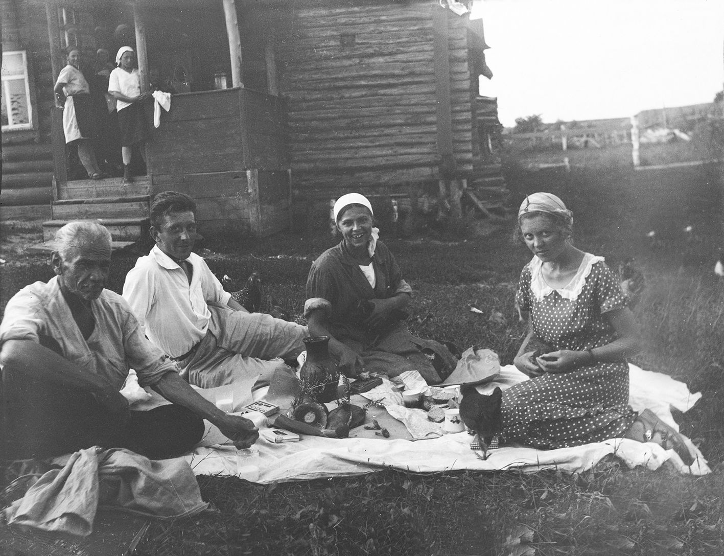 Пикник во дворе сельского дома. Автор неизвестен, 1910-1920-е гг. Главархив Москвы