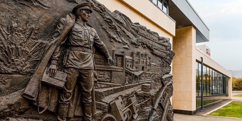 Станцию метро «Бульвар Генерала Карбышева» украсили 12 барельефов