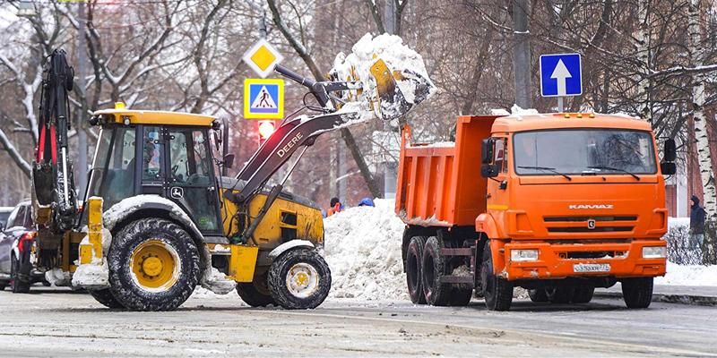 Для устранения последствий снегопада в столице применяют тяжелую погрузочную технику