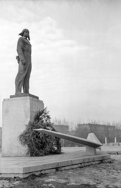 Памятник Герою Советского Союза В.В. Талалихину в Люблинском районе. Фото И.С. Бурова. Москва. 14.03.1975 г. Главархив Москвы