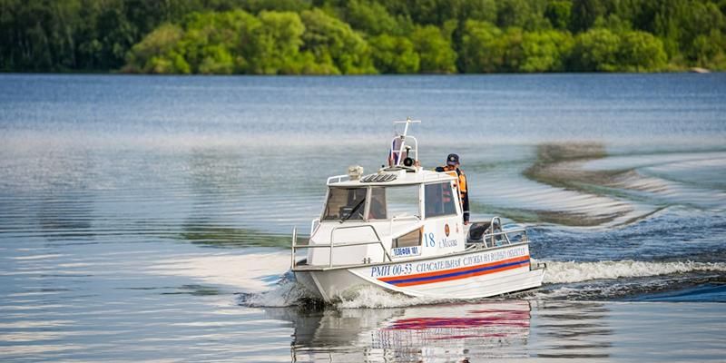 Спасатели в усиленном режиме патрулируют водоемы столицы из-за жаркой погоды