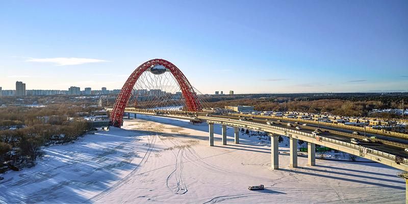На Живописном мосту начали монтаж архитектурно-художественной подсветки