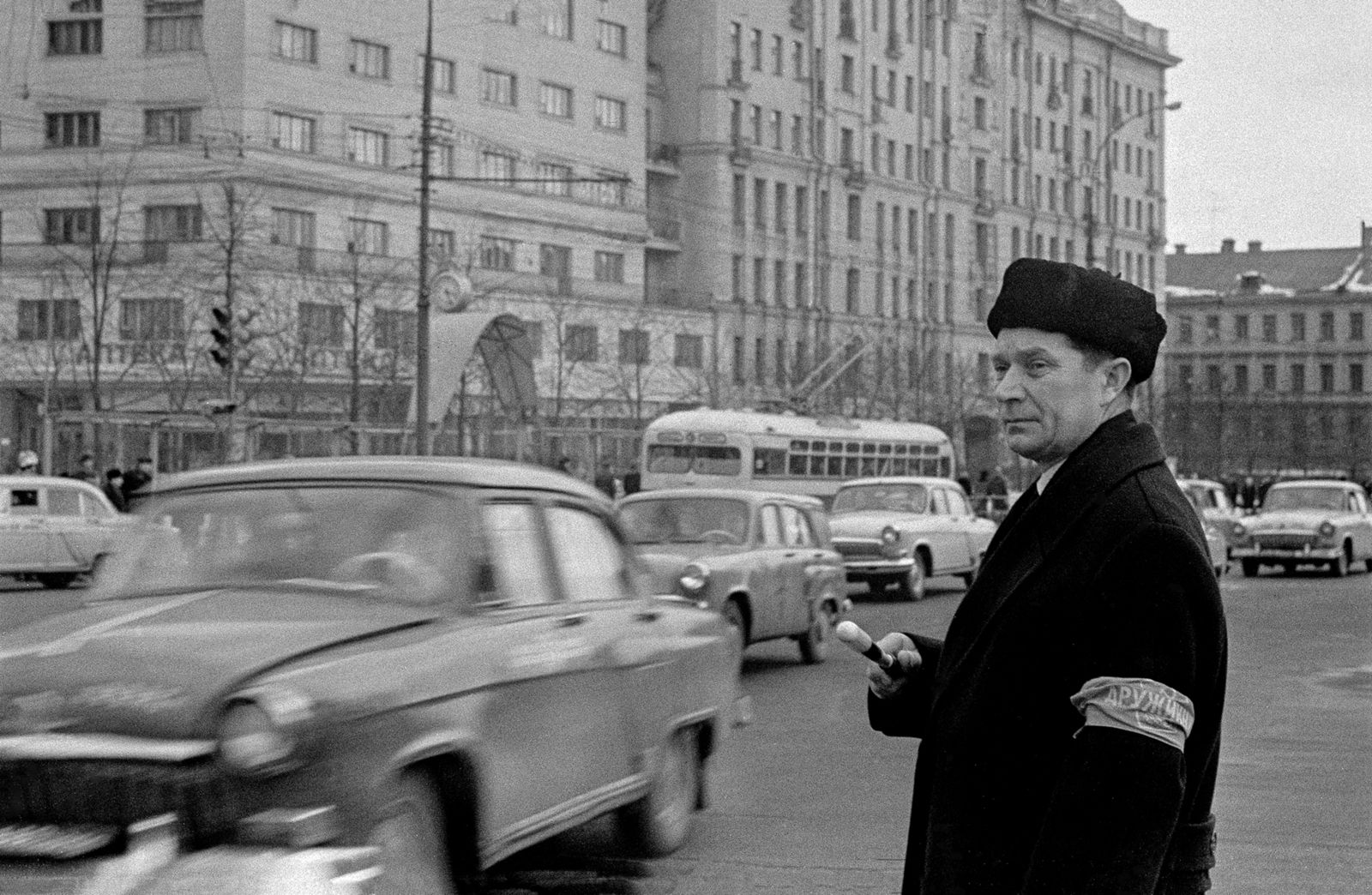 Один из лучших дружинников добровольной народной дружины безопасности движения Бауманского района М.И. Граненков. Автор &ndash; В. Кунов. Москва. Март 1966 г. Главархив Москвы