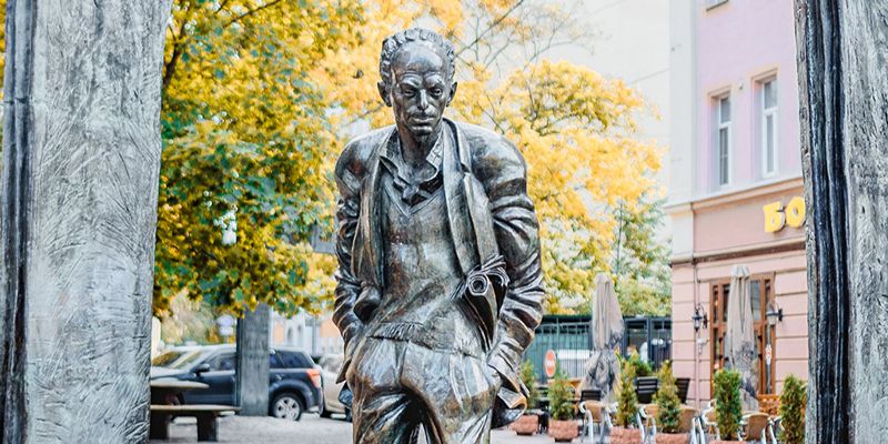 «Арбат, ты — мое отечество!»: на портале «Узнай Москву» опубликовали маршрут к 100-летию со дня рождения Булата Окуджавы
