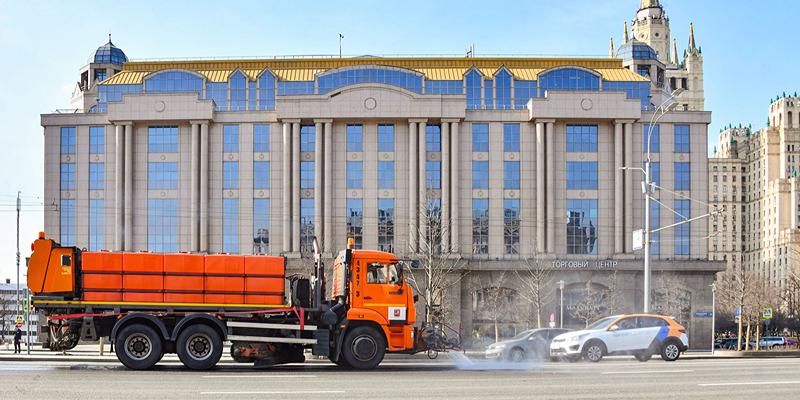 Дороги и тротуары в Москве промоют с шампунем после зимы
