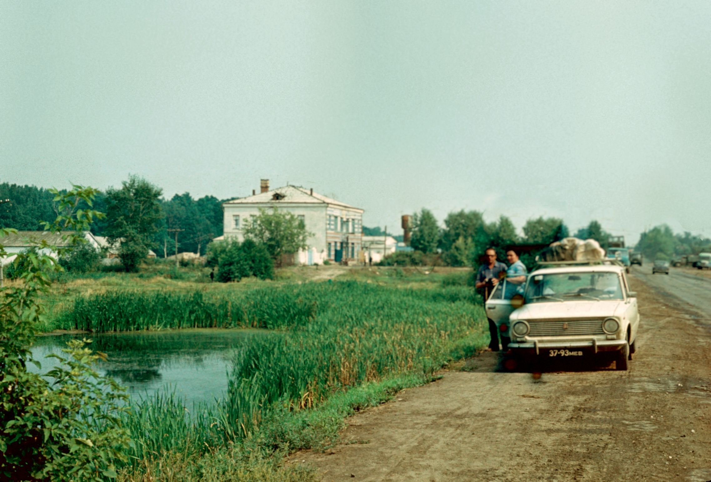 Автолюбители на отдыхе. [Московская обл.]. [1970&ndash;1980-е гг.]. Фото М.И. Устинова. Главархив Москвы
