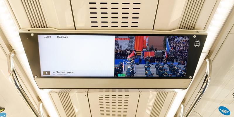 Пассажиры метро и наземного транспорта увидят прямую трансляцию парада Победы на Красной площади