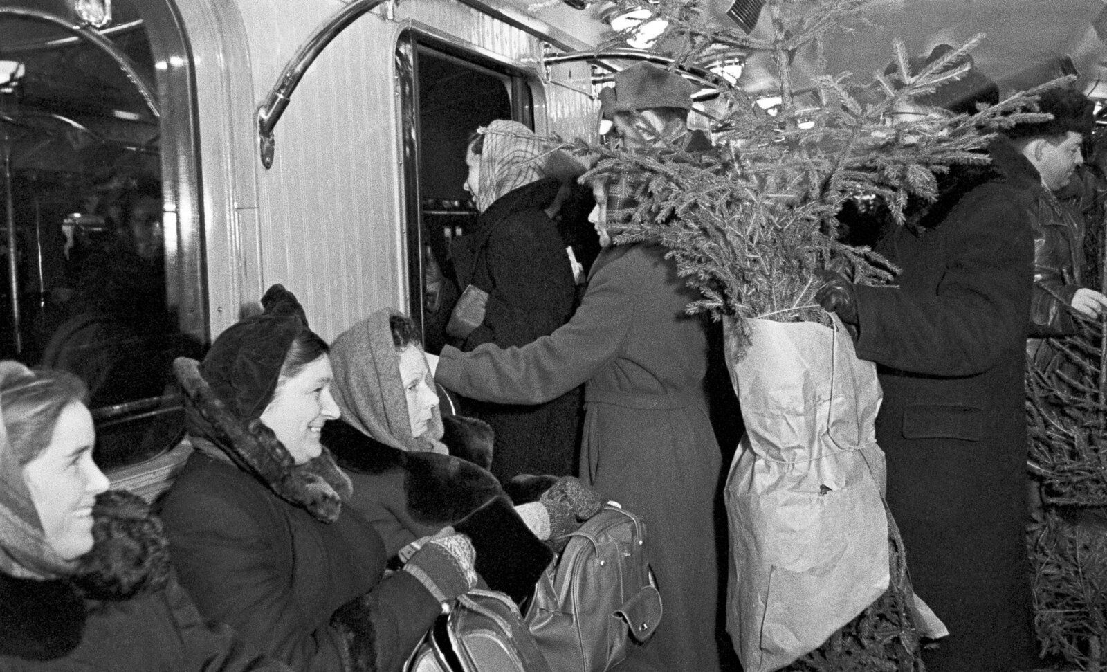 В вагоне поезда Московского метро перед Новым годом. Декабрь 1955 г. Фото М. Озерского. Главархив Москвы