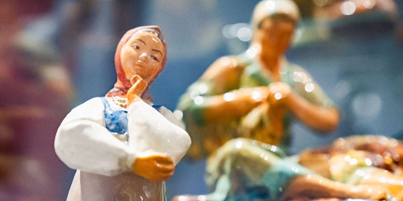 Герои труда, фантастические животные и сказочные персонажи: что можно увидеть на выставке майолики в Музее ВДНХ