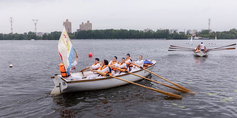 Паруса, морские узлы и макароны по-флотски: как москвичи отпраздновали День Военно-морского флота