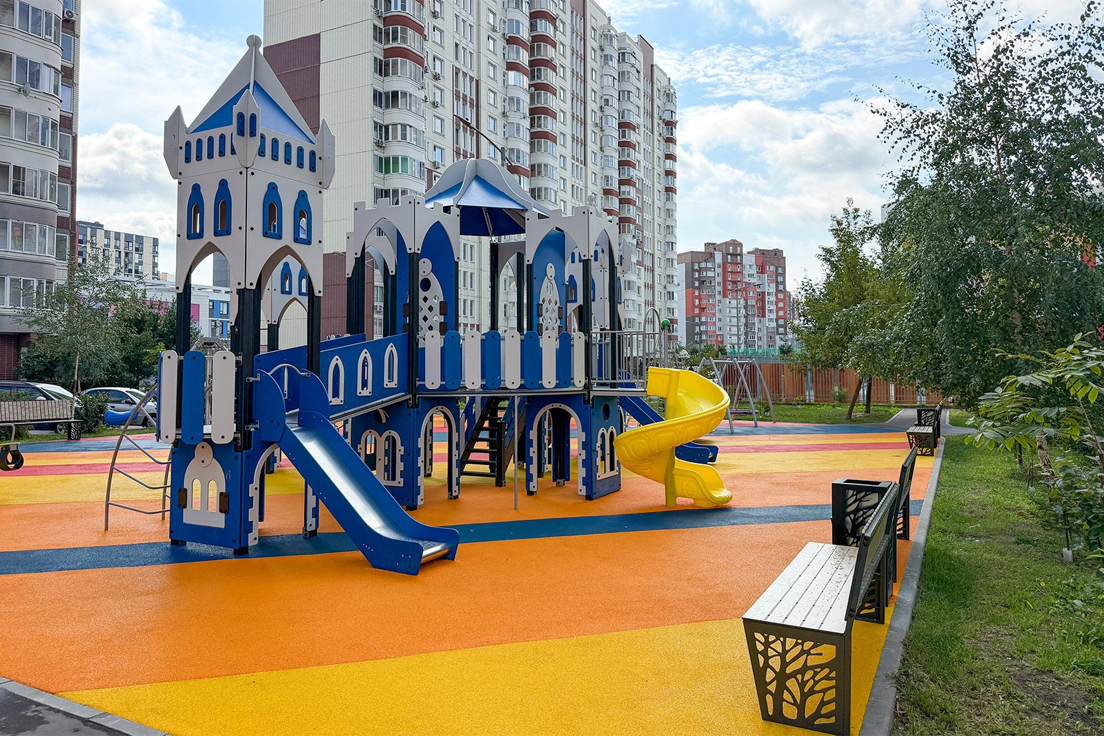 Перголы, парковые качели и садовые диваны: новые пространства для отдыха обустроили в Москве