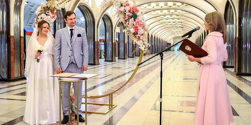 Накануне Дня семьи, любви и верности на станции метро «Маяковская» поженились три пары