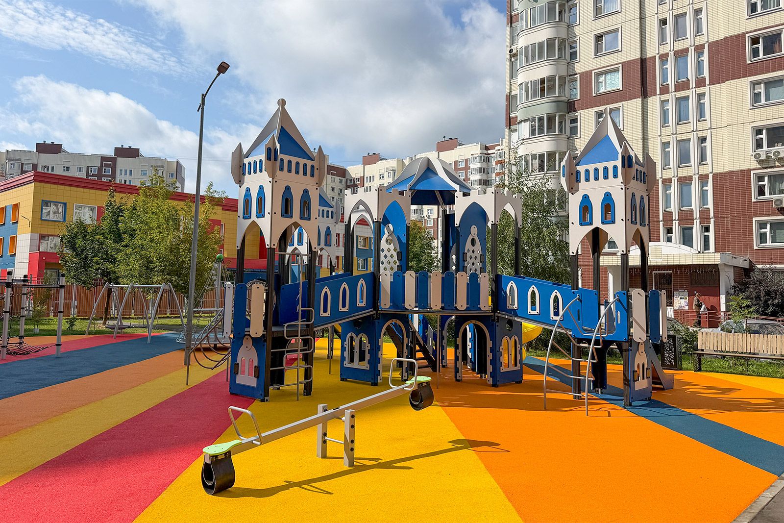 Перголы, парковые качели и садовые диваны: новые пространства для отдыха обустроили в Москве