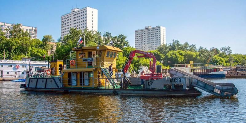 Коммунальный флот собрал более 100 тонн мусора с начала навигации