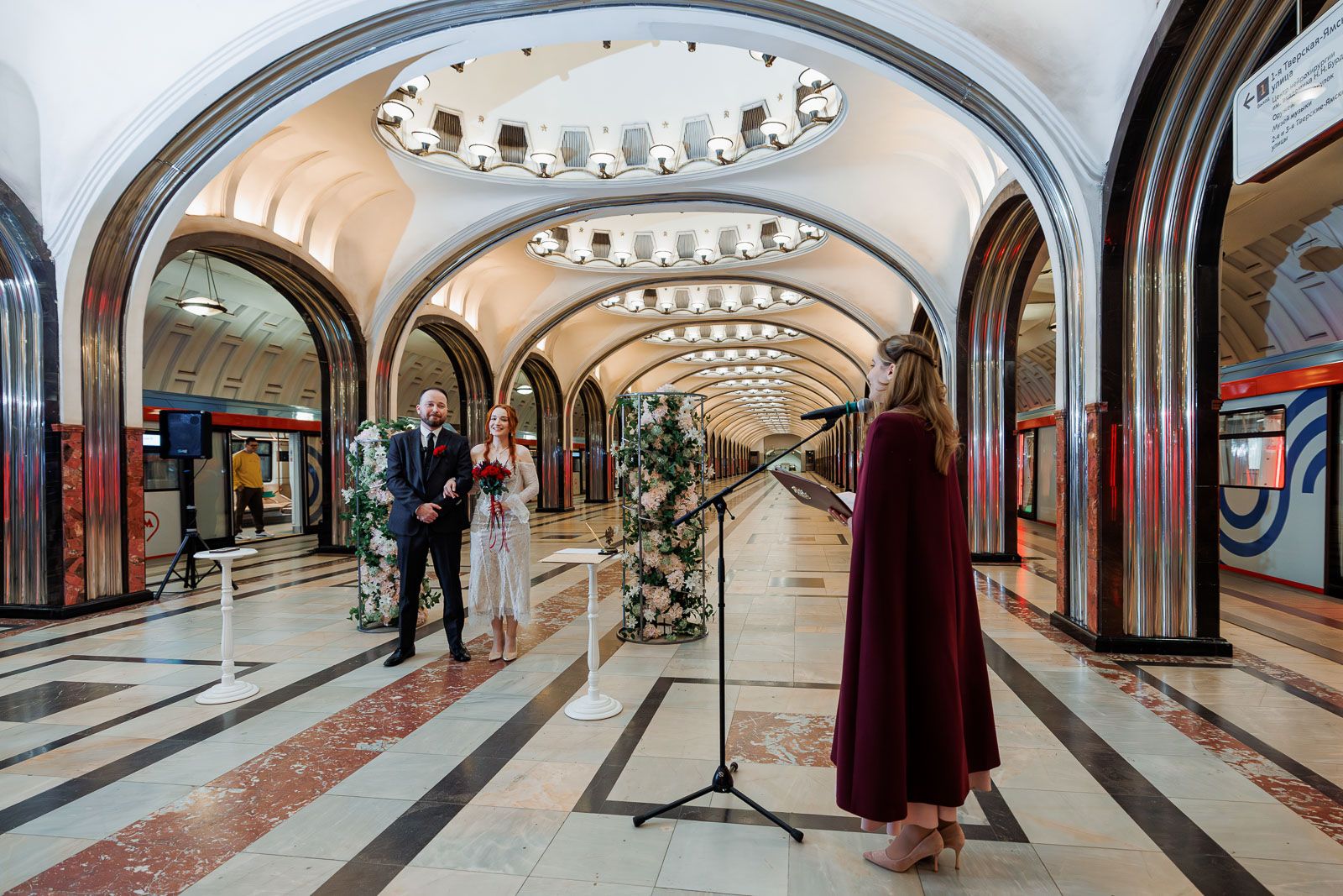 Три пары заключили брак на станции метро «Маяковская» в ночь на 11 октября