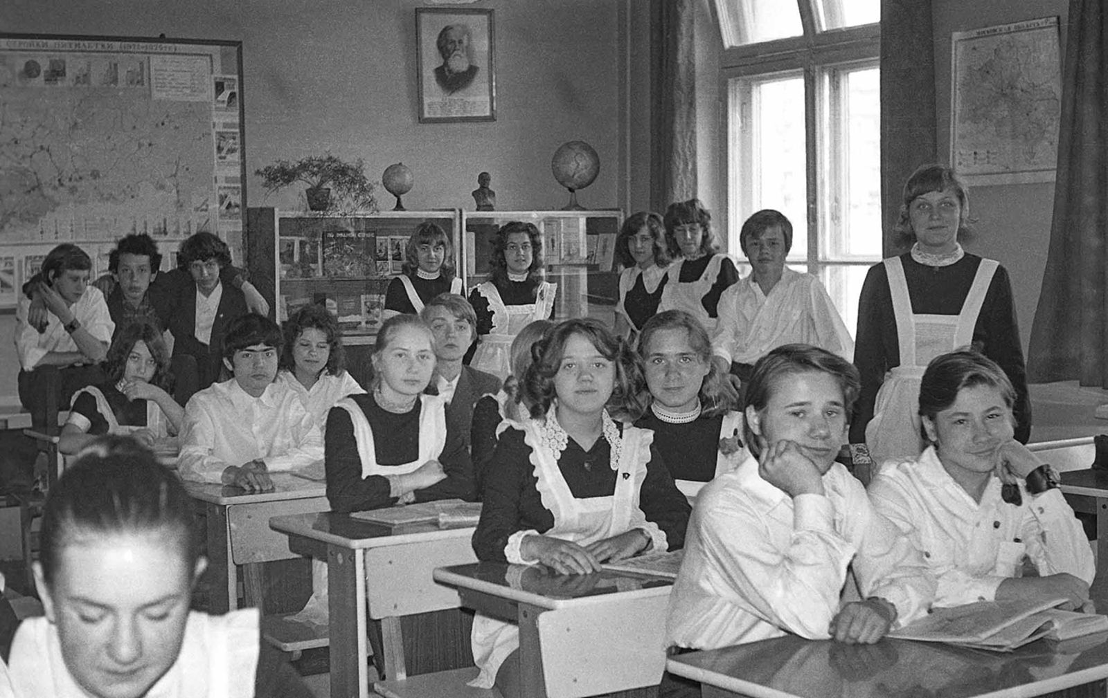 Ученики выпускного класса московской 8-милетней школы № 344 в классе. Автор – неизвестен (сдатчик – С.А. Конкин). Москва. Середина 1970-х – начало 1980-х гг. Главархив Москвы