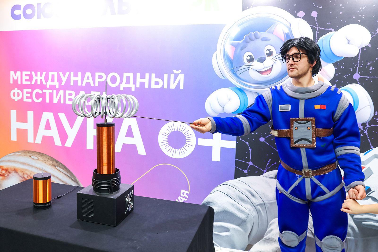 Более пяти тысяч школьников посетили фестиваль науки в Московском дворце пионеров