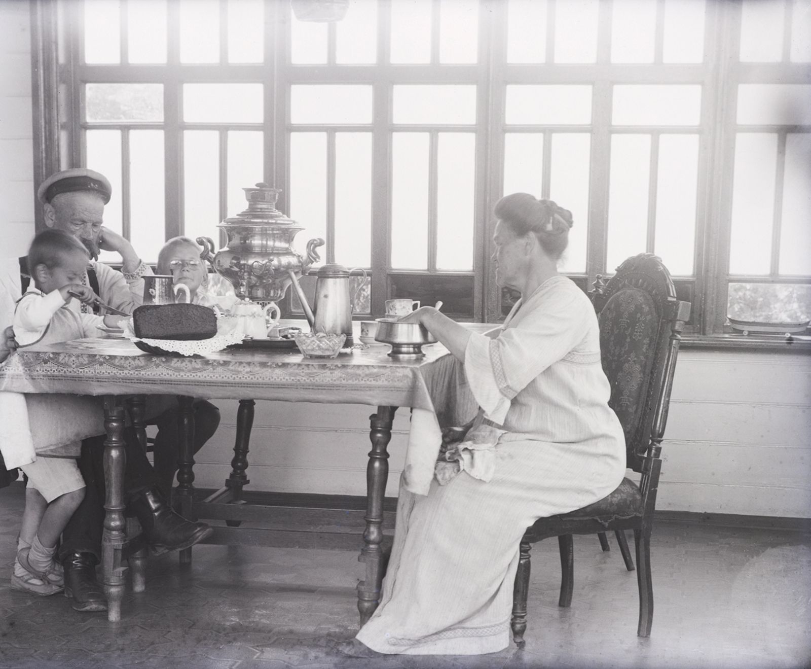 Семья Павловых за обеденным столом. Автор – неизвестен. Москва. 1912 г. Главархив Москвы