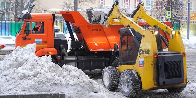Городские службы ведут работы по уборке снега в круглосуточном режиме