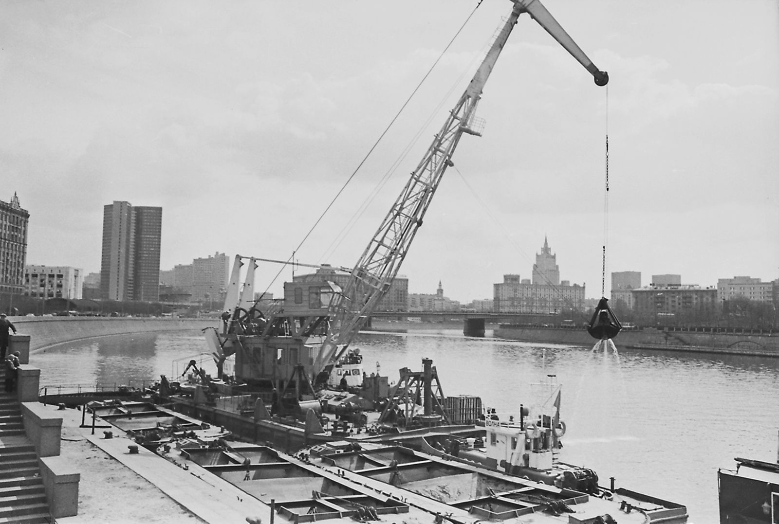  Углубление и очистка дна фарватера Москвы-реки.  Автор  – Г.В. Корабельников. Москва. 1974 г. Главархив Москвы