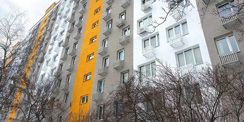 Неапольский желтый и сигнальный белый: в Орехово-Борисове Северном обновили фасады трех домов