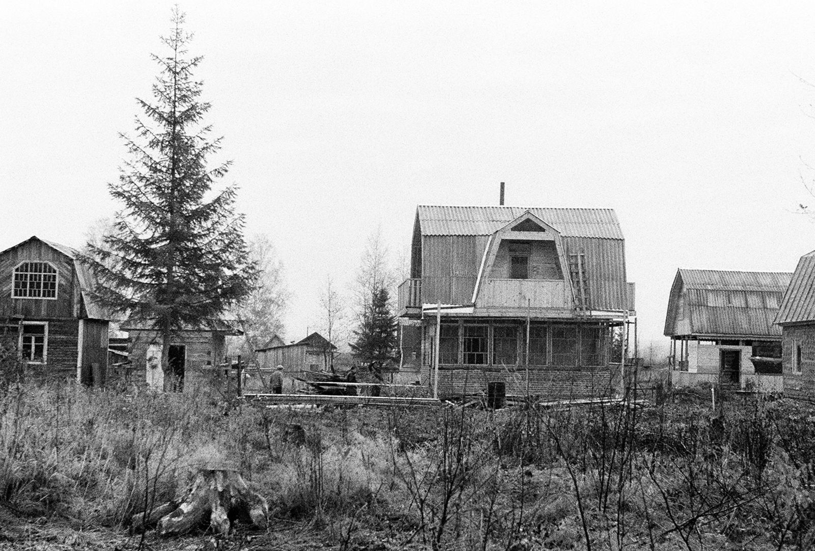 Вид на дачные постройки. Автор &ndash; А.В. Пуртов. Московская обл. 15.10.1980 г. Главархив Москвы
