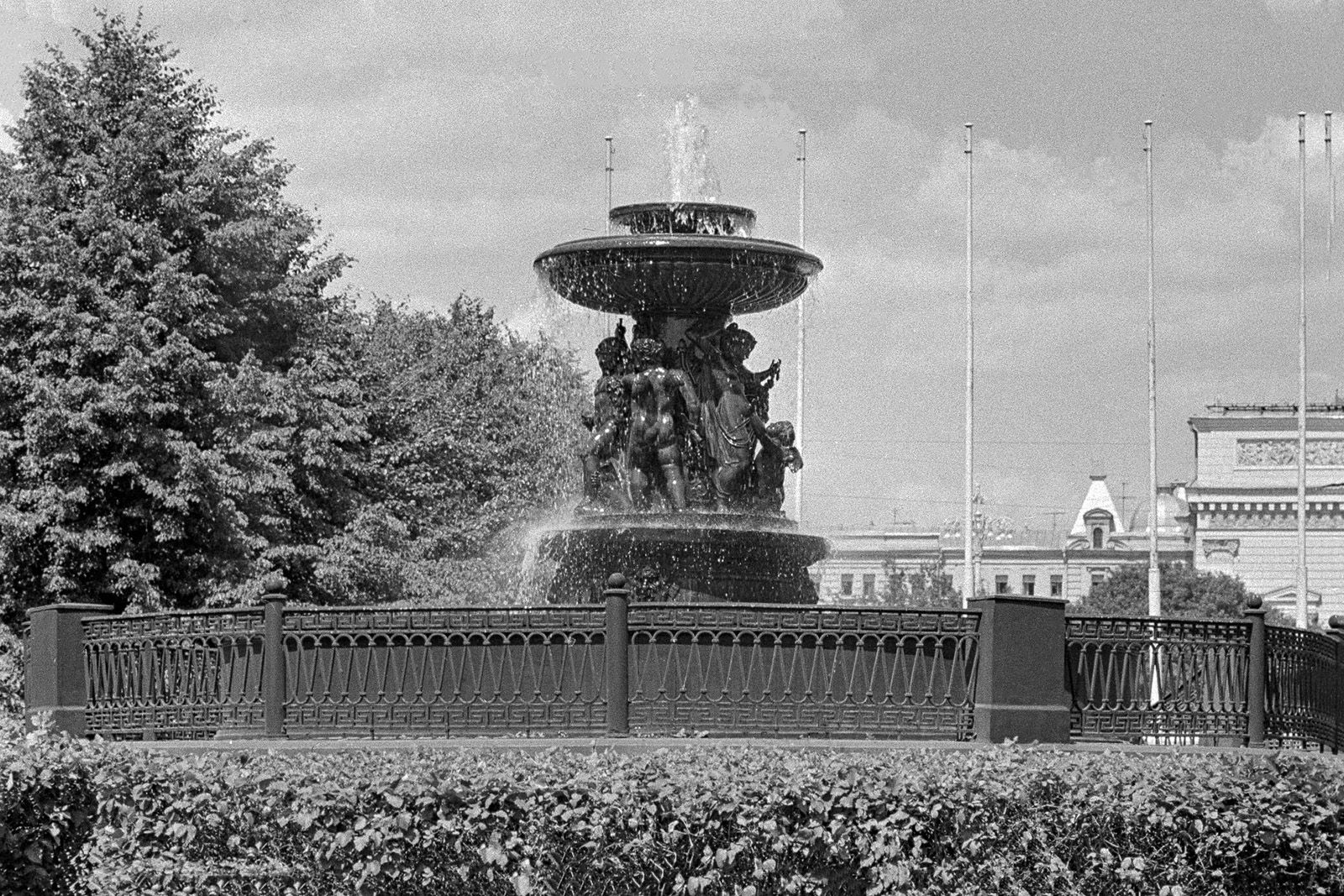 Петровский фонтан на площади Свердлова (Фонтан Витали). Фото С. Преображенского. 14 июля 1970 года. Главархив Москвы