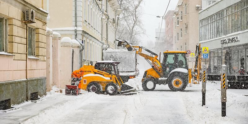 Городские службы продолжают работать в усиленном режиме в условиях снегопада