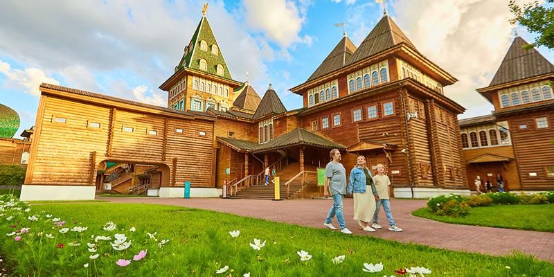 Резные терема, соколиная охота, русский авангард: гуляем по «Коломенскому» с «Мосбилетом»
