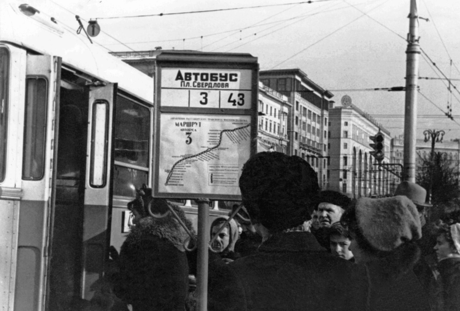 Маршрутная схема, установленная на автобусной остановке у площади  Свердлова. Автор – Я. Берлинер. Москва. Февраль 1960 г. Главархив Москвы
