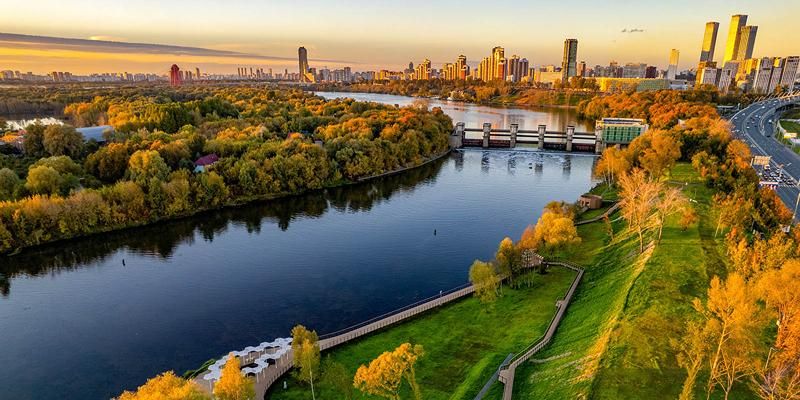 Семь зон отдыха обустроили на новом прогулочном маршруте в Мневниковской пойме